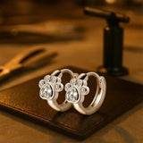 Malé kruhové náušnice s motivem tlapky – náušnice Huggie pro ženy